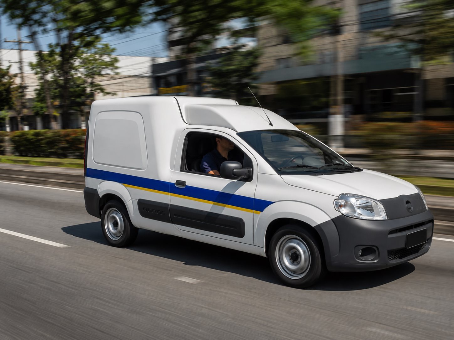 Fiorino da GENIS em movimento numa avenida do Rio de Janeiro